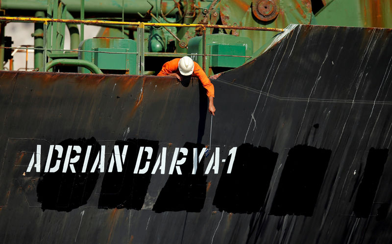 © Reuters. A crew member takes pictures with a mobile phone on Iranian oil tanker Adrian Darya 1, previously named Grace 1, as it sits anchored after the Supreme Court of the British territory lifted its detention order, in the Strait of Gibraltar