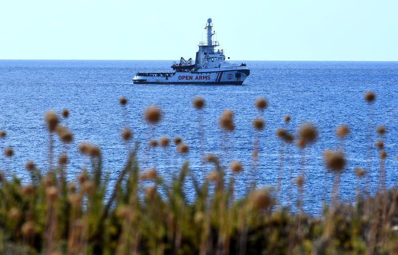 © Reuters. FOTO DE ARCHIVO: El barco de rescate de la ONG española Open Arms anclado cerca de la costa italiana en Lampedusa, Italia