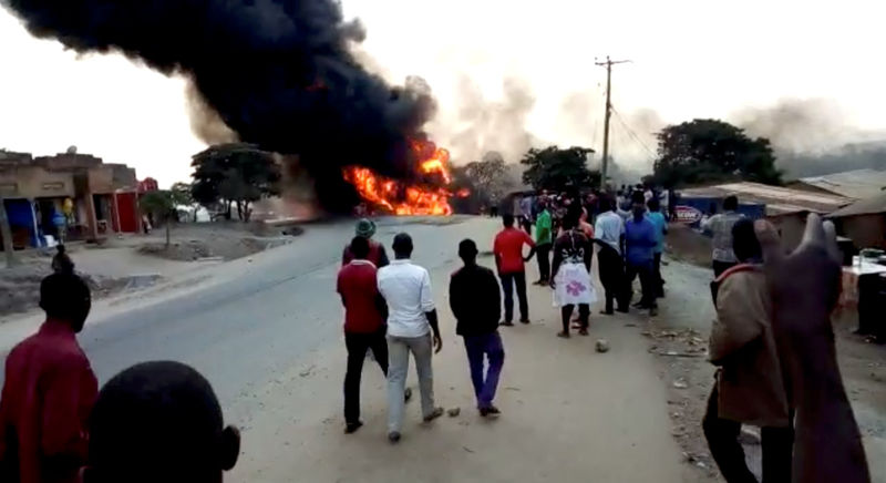 © Reuters. شرطة أوغندا: مقتل 19 على الأقل في اصطدام شاحنة وقود بثلاث سيارات