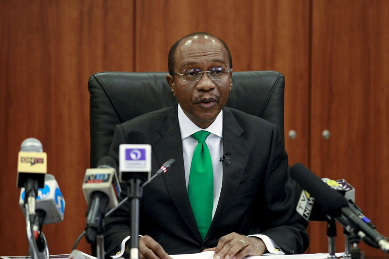 © Reuters. Governor Godwin Emefiele announce that NIgeria's central bank is keeping its benchmark interest rate on hold at 13 percent in Abuja