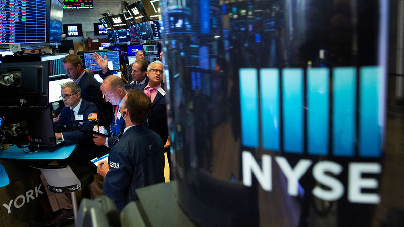 © Reuters. Traders work on the floor at the New York Stock Exchange (NYSE) in New York