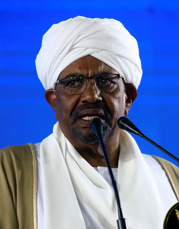 © Reuters. الرئيس السوداني السابق البشير يصل لمقر محاكمته بتهم فساد