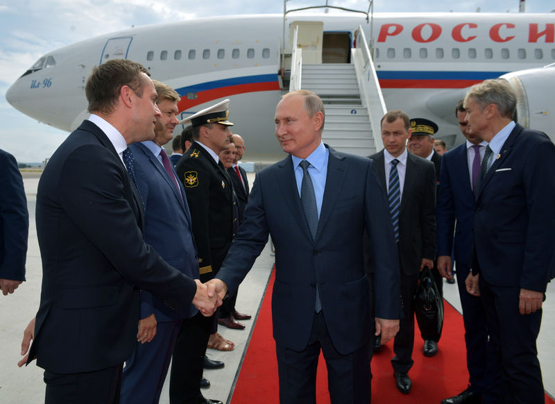 © Reuters. Russian President Vladimir Putin arrives in Marseille
