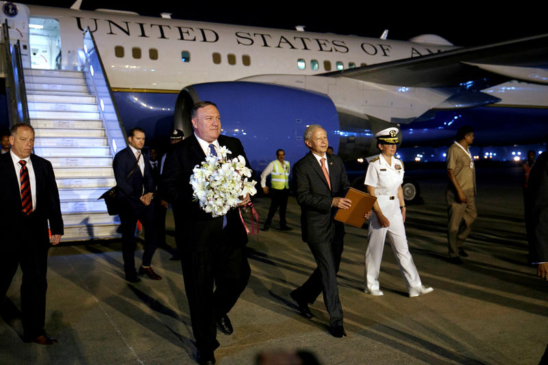 © Reuters. U.S Secretary of State Mike Pompeo holds flowers he received on arrival to New Delhi