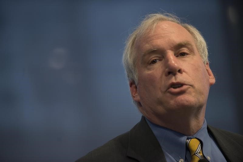 © Reuters. FILE PHOTO: The Federal Reserve Bank of Boston's President and CEO Eric S. Rosengren speaks during the "Hyman P. Minsky Conference on the State of the U.S. and World Economies," in New York
