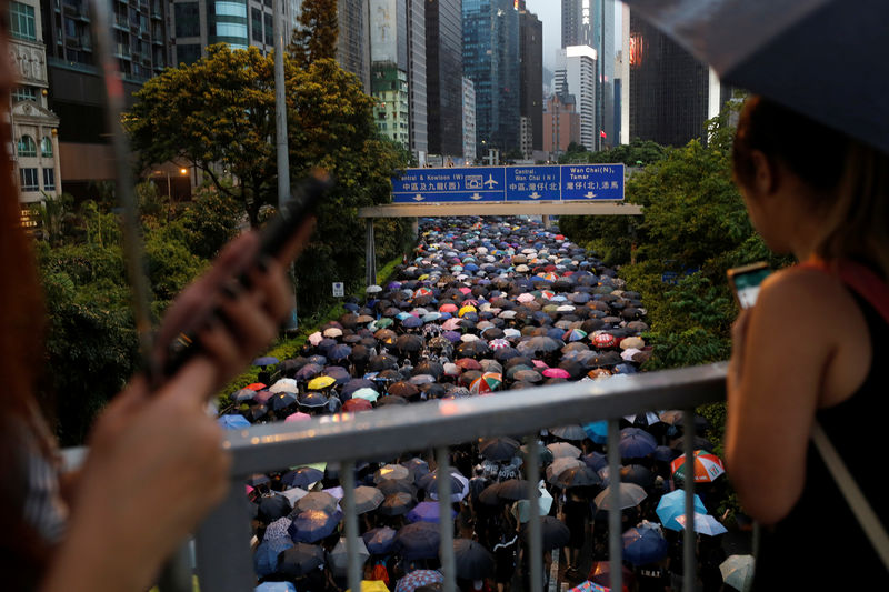 © Reuters. 中国が香港デモ巡り情報操作か、ツイッターとＦＢが検知