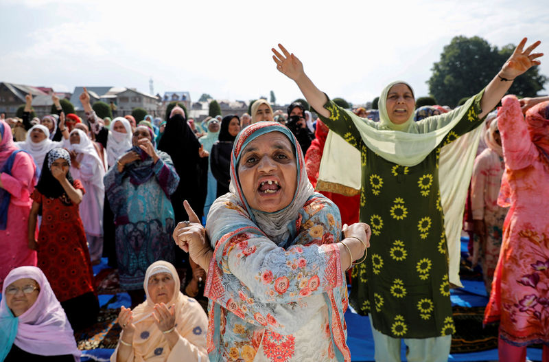 © Reuters. FILE PHOTO: Kashmiri women shout pro-freedom slogans before offering Eid-al-Adha prayers at a mosque in Srinagar