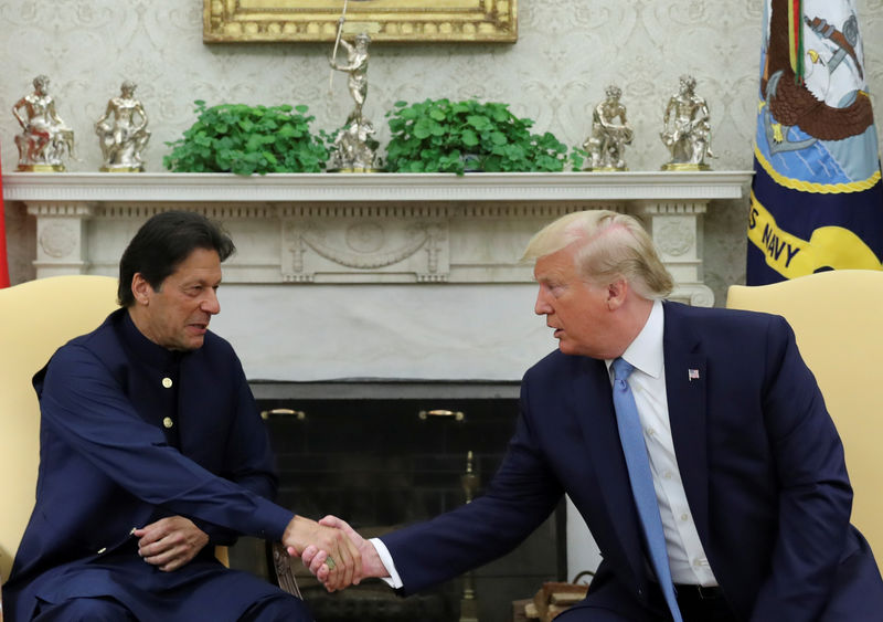 ترامب يناقش مع رئيس وزراء باكستان خفض التوتر مع الهند بشأن كشمير