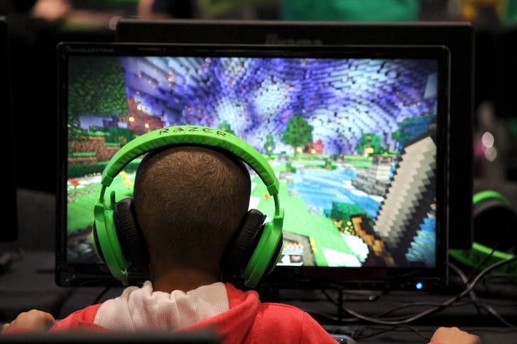 © Reuters. Imagen de archivo. Niño juega Minecraft en convención Minecon, Londres
