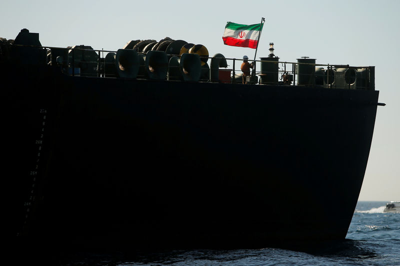 © Reuters. FILE PHOTO: A crew member raises the Iranian flag on Iranian oil tanker Adrian Darya 1, previously named Grace 1, as it sits anchored after the Supreme Court of the British territory lifted its detention order, in the Strait of Gibraltar