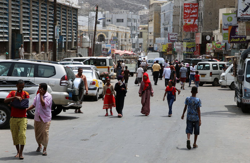 © Reuters. اشتباكات بجنوب اليمن والتحالف بقيادة السعودية يقصف أهدافا في صنعاء