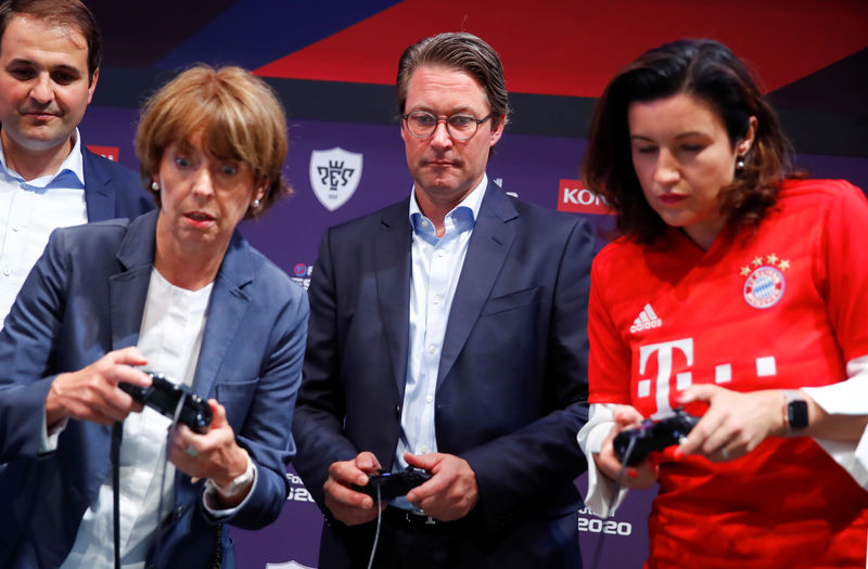 © Reuters. Mayor of Cologne Henriette Reker, German Minister of Transport and Digital Infrastructure Andreas Scheuer and German Minister of State for Digitalisation Dorothee Baer play an E-soccer game during Gamescom, Cologne