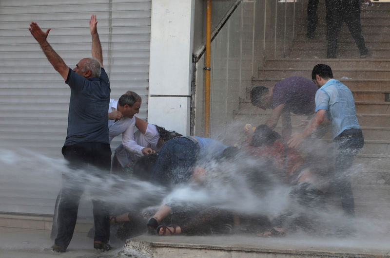 الشرطة التركية تستخدم مدافع المياه والعصي لتفريق محتجين أكراد