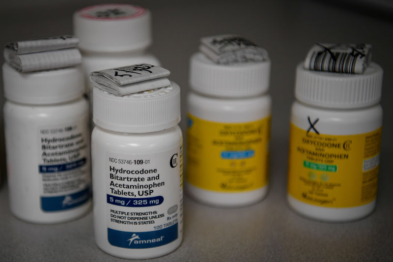 © Reuters. FILE PHOTO: Bottles of several opioid based medication at a pharmacy in Portsmouth