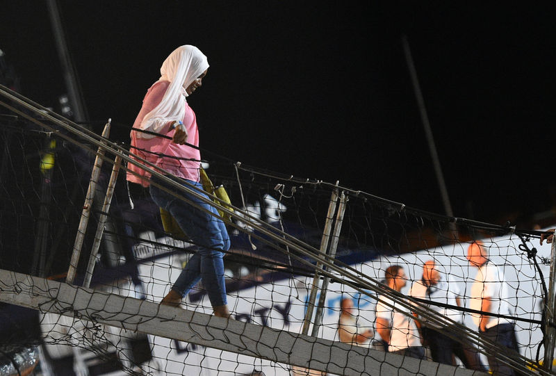 Casi 100 migrantes desembarcan del Open Arms en isla italiana de Lampedusa