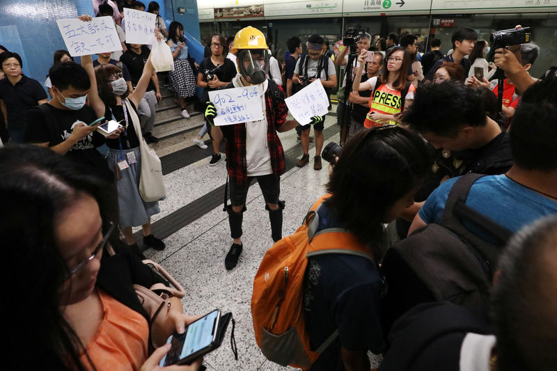 © Reuters. Los manifestantes llaman a la gente a unirse a más manifestaciones contra el gobierno en la estación de metro Kowloon Tong en Hong Kong
