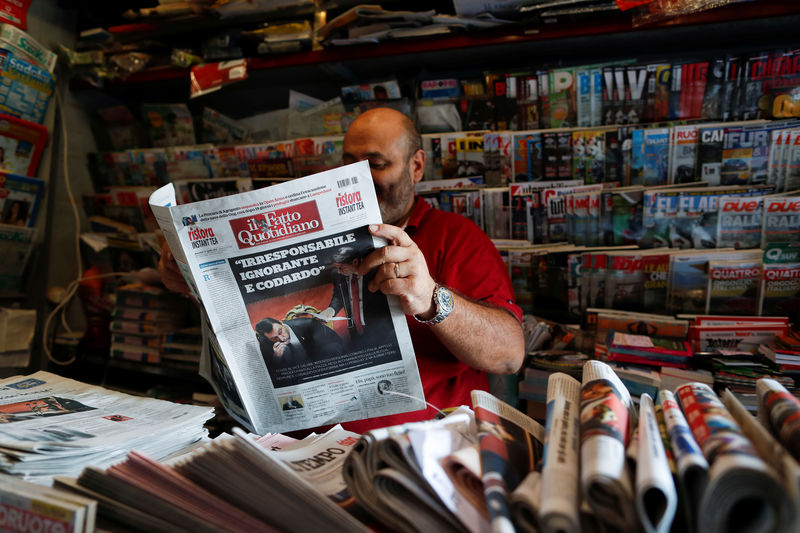 © Reuters. A kiosk oner reads a newspaper with news of Government crisis and the resignation of the prime minister Giuseppe Conte