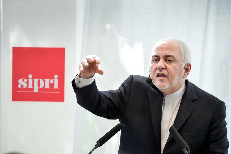 © Reuters. ظريف يحذر واشنطن: إيران يمكن أن تأتي أيضا بأفعال "غير متوقعة"