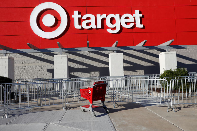 © Reuters. An empty shopping cart stands outside a target store during a Black Friday sales event in Westbury, New York