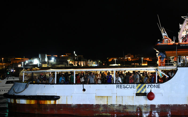 © Reuters. El barco de rescate español Open Arms llega a Lampedusa, Italia, el 20 de agosto de 2019