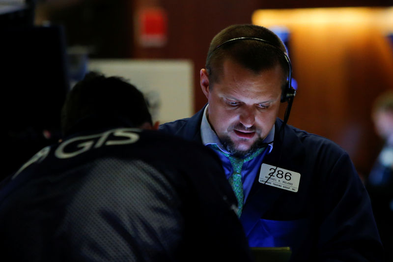 © Reuters. Traders work on the floor at the New York Stock Exchange (NYSE) in New York