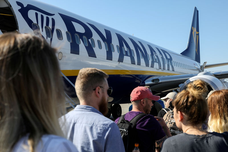 © Reuters. FILE PHOTO: Passengers board a Ryanair flight at the airport in Gdansk