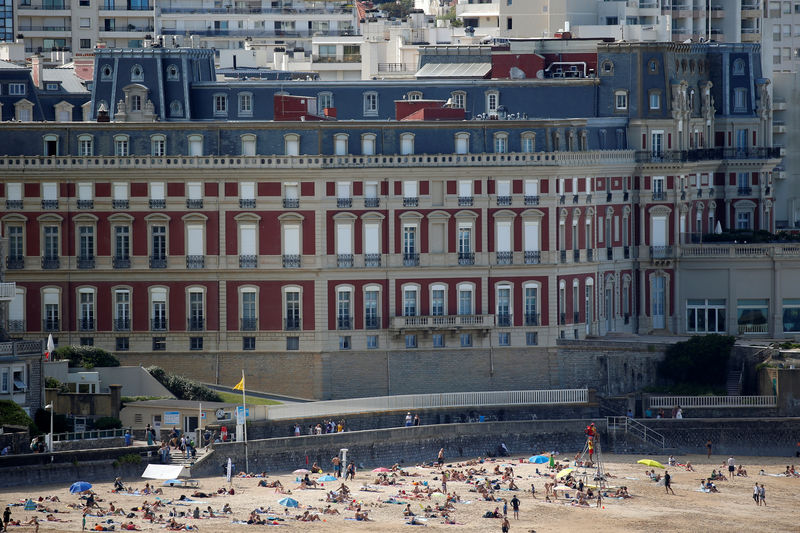 © Reuters. A general view shows the beach and the Hotel du Palais summit venue ahead of the G7 Summit in the French coastal resort of Biarritz