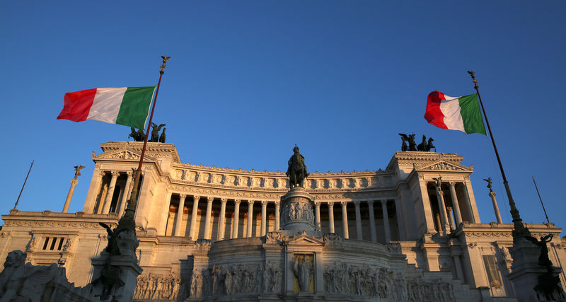 © Reuters. Bandeiras da Itália em Roma