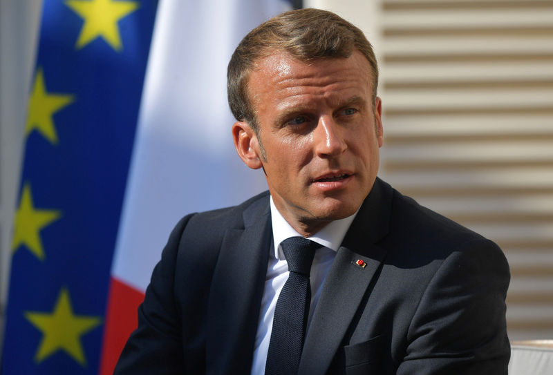 © Reuters. French President Macron attends a meeting with Russian President Putin at Fort Bregancon near the village of Bormes-les-Mimosas