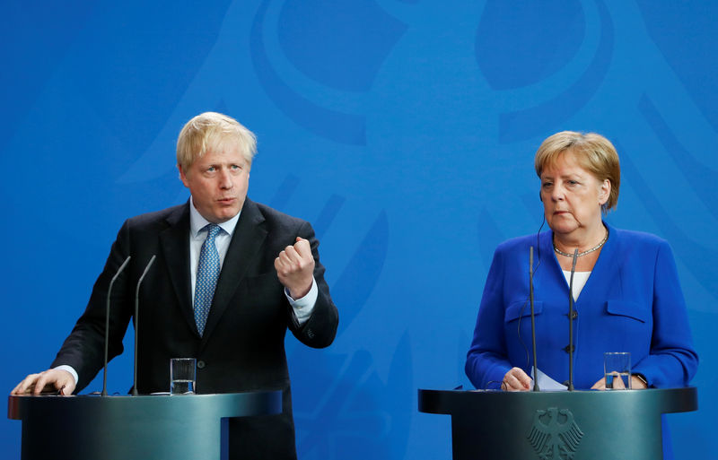 © Reuters. جونسون لميركل: نريد اتفاقا لانسحاب بريطانيا لكن على الاتحاد الأوروبي تقديم تنازلات