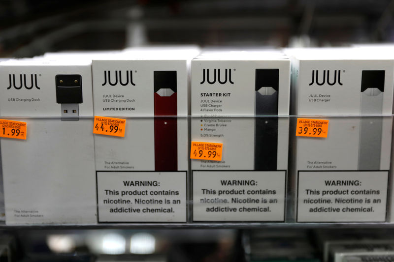 © Reuters. Juul brand vaping pens are seen for sale in a shop in Manhattan in New York City