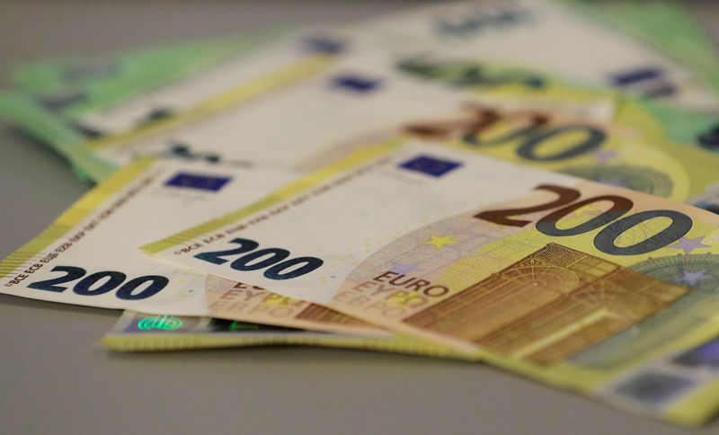 © Reuters. Nuove banconote da 100 e 200 euro mostrate a Vienna, Austria.