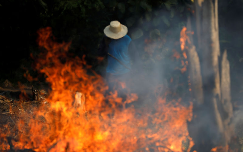 رئيس البرازيل يتهم المنظمات الأهلية بإحراق الأمازون دون أن يقدم الدليل