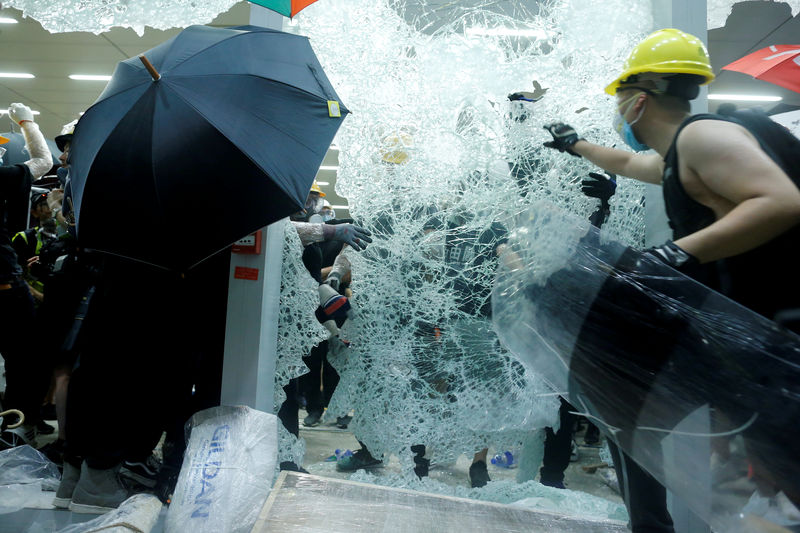 La primera línea de las protestas en Hong Kong aboga por el uso de la violencia