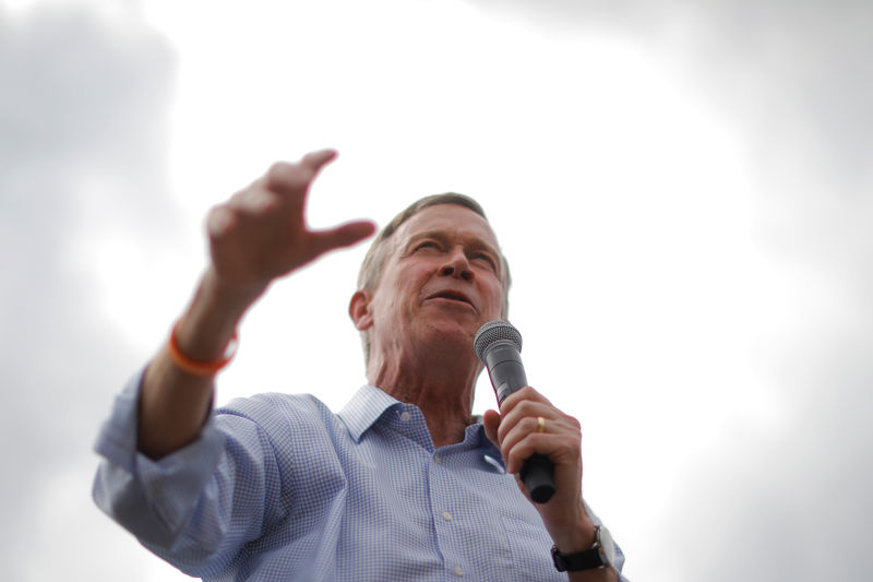 © Reuters. FILE PHOTO: Democratic 2020 U.S. presidential candidate Hickenlooper speaks at the Iowa State Fair in Des Moines