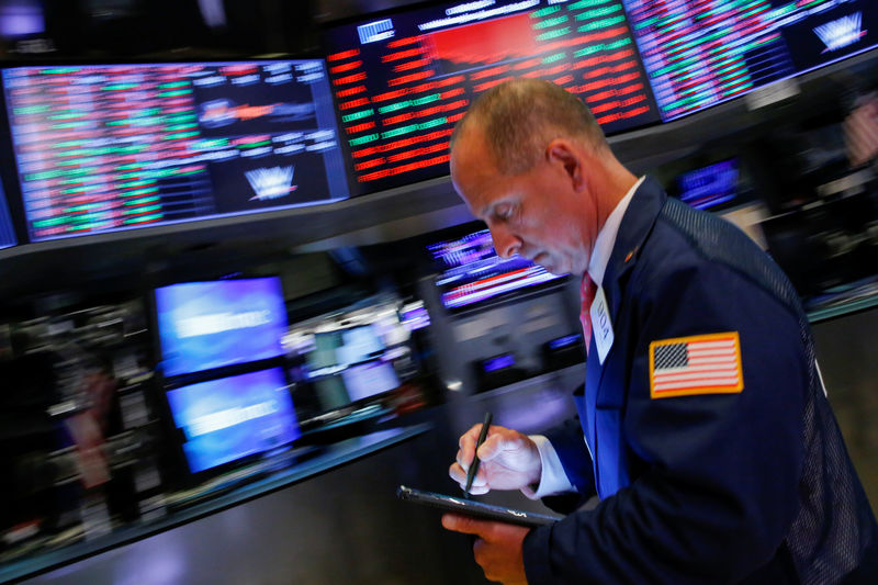 © Reuters. Traders work on the floor at the New York Stock Exchange (NYSE) in New York