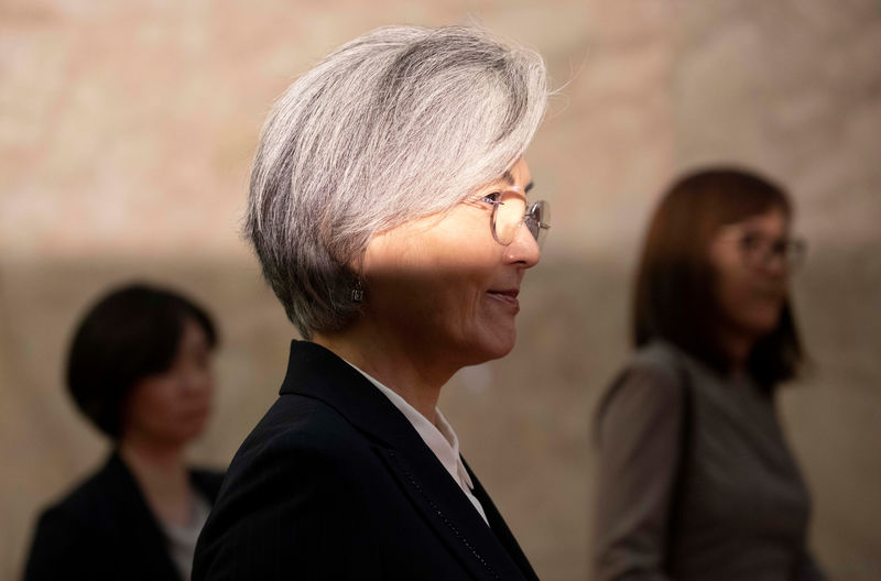 © Reuters. South Korean Foreign Minister Kang Kyung-wha arrives for a meeting with Chinese Premier Li Keqiang at the Great Hall of the People (GHOP) in Beijing, China, 22 August 2019.