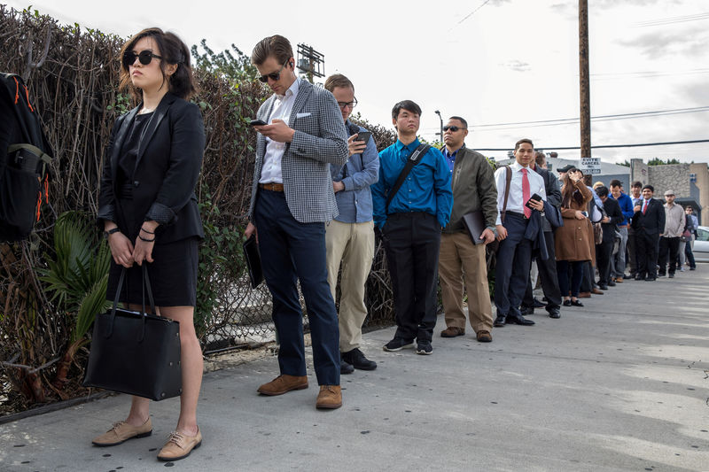 © Reuters. FILE PHOTO: Job seekers line up at TechFair in Los Angeles