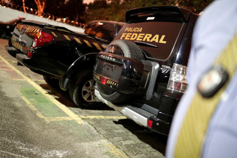 © Reuters. Carros da Polícia Federal