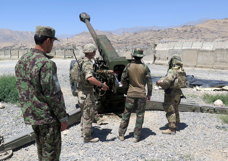 © Reuters. FILE PHOTO: U.S. military advisers from the 1st Security Force Assistance Brigade work with Afghan soldiers at an artillery position on an Afghan National Army base in Maidan Wardak province