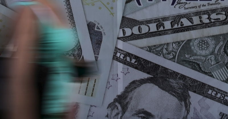 Dólar sobe 1,15% e testa R$4,08 com mercado à espera de Powell