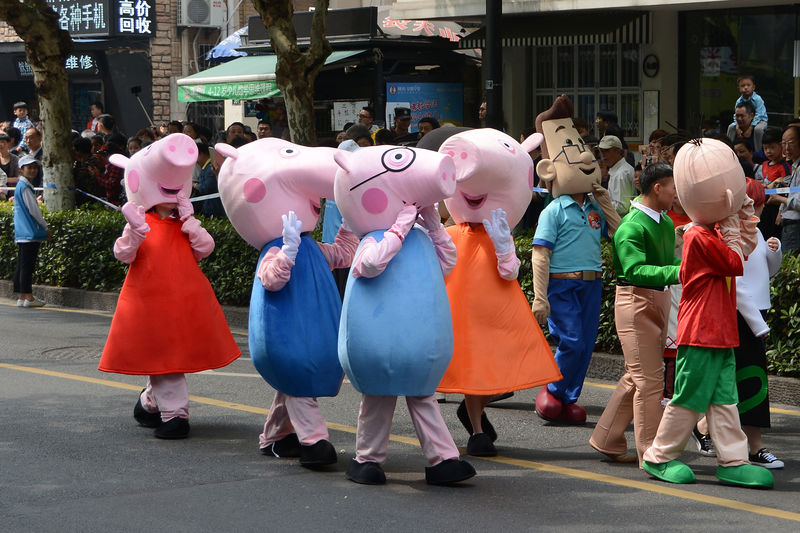 © Reuters. People dressed as characters from the animated series "Peppa Pig" take part in a parade in Hangzhou
