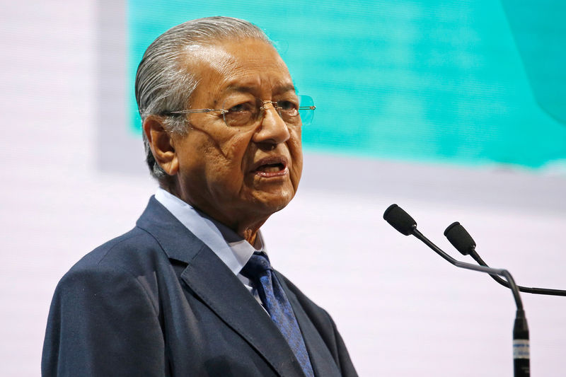 © Reuters. FILE PHOTO - Malaysia's Prime Minister Mahathir Mohamad speaks during the opening ceremony of the 20th Asia Oil & Gas Conference in Kuala Lumpur