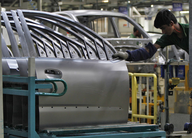 自動車メーカー、需要低迷のインドで人員削減と生産停止が拡大
