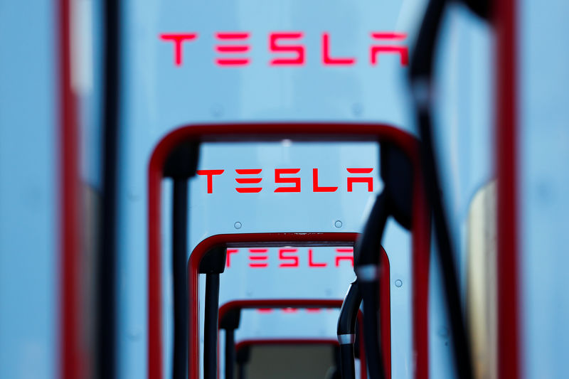 © Reuters. FILE PHOTO -Tesla super chargers are shown in Mojave, California
