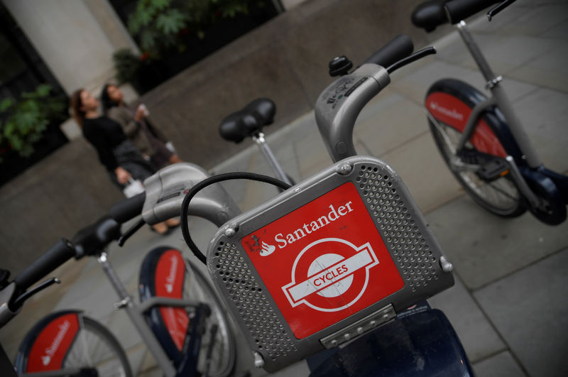 © Reuters. The logo of Santander bank is seen on rental bicycles in the City of London financial district in London