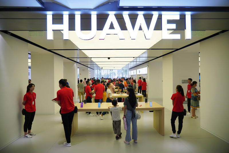 © Reuters. People visit a newly opened Huawei store in Xian