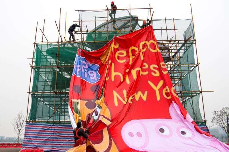 © Reuters. Una escultura en construcción con una lona con una imagen de Peppa Pig en Jiaxing, provincia de Zhejiang, China, el 29 de enero de 2019