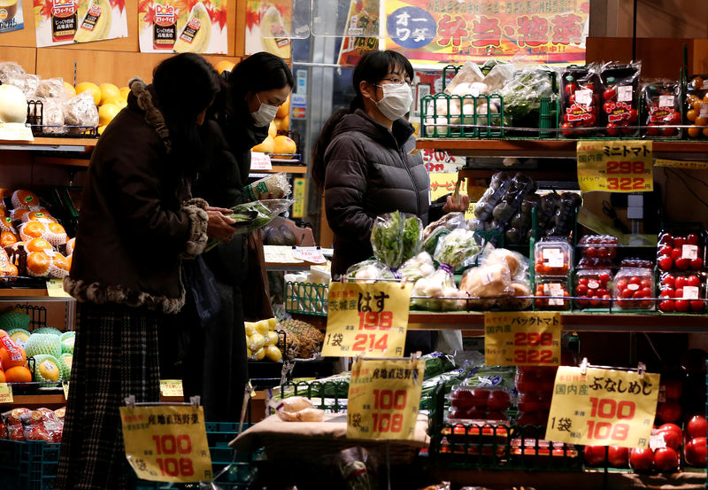 © Reuters. Consumidoras em supermercado em Tóquio