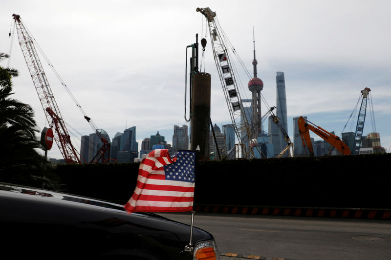 © Reuters. FOTO DE ARCHIVO: La bandera de EE. UU. En un automóvil de la embajada se ve afuera de un hotel en Shanghai